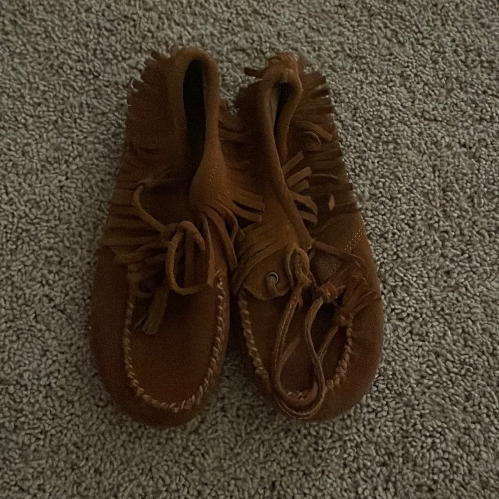 Minnetonka leather moccasins size 8